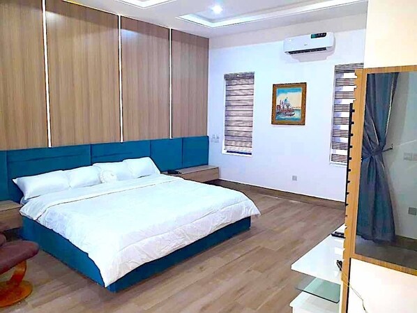 5 bedrooms, desk, iron/ironing board, WiFi