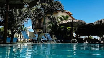 2 piscinas externas, funciona das 7h às 22h, guarda-sóis