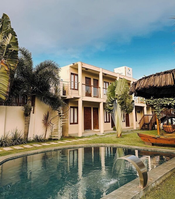 A two-story building with a swimming pool in the foreground. - Pousada Solarium de Gostoso (São Miguel do Gostoso)