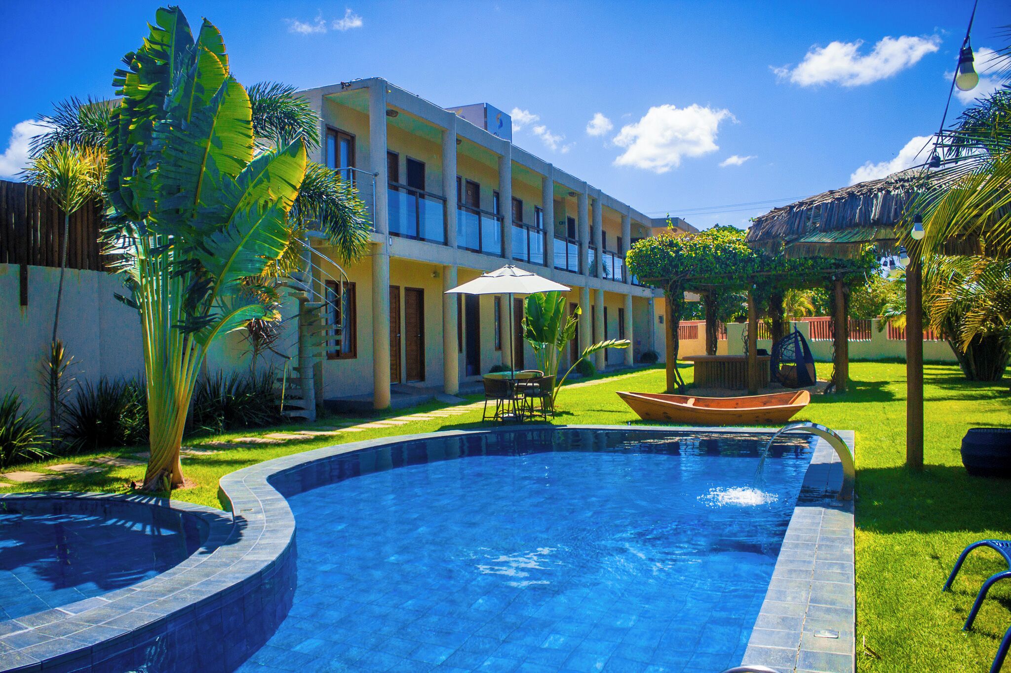 2 Außenpools, geöffnet von 07:00 Uhr bis 22:00 Uhr, Sonnenschirme