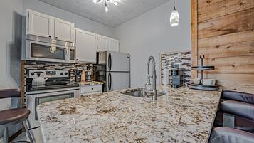 Réfrigérateur, four à micro-ondes, un four, surface de cuisson