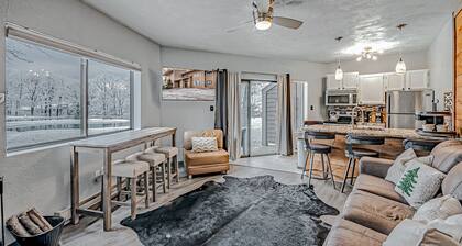 Cozy, Lake View Condo in Hidden Valley with Ski Slope Access