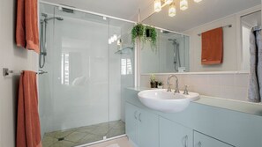 Dusche, Haartrockner, Handtücher
