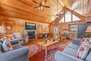 Smart TV, caminetto, videogiochi