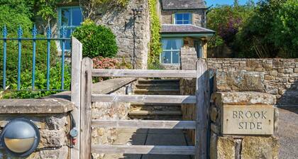 Brookside Cottage - 3 bedroom cottage, dog friendly, with lovely views