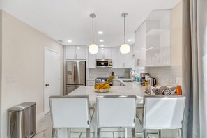 Private kitchen - COZY FAMILY 4 BDR HOUSE WITH HEATED POOL (Hollywood)