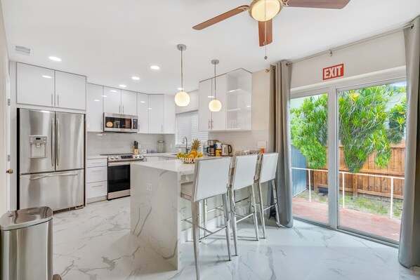 Private kitchen - COZY FAMILY 4 BDR HOUSE WITH HEATED POOL (Hollywood)