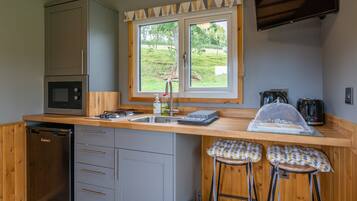 Réfrigérateur, micro-ondes, batterie de cuisine, vaisselle et ustensiles