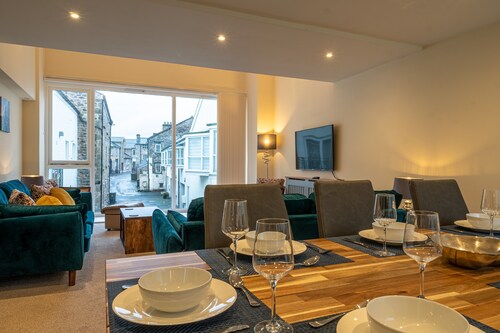 The Warren -  4-bedroom town-centre duplex apartment