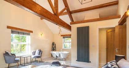 High Brow Edge Farm House - Large house with a log-burner and valley views.