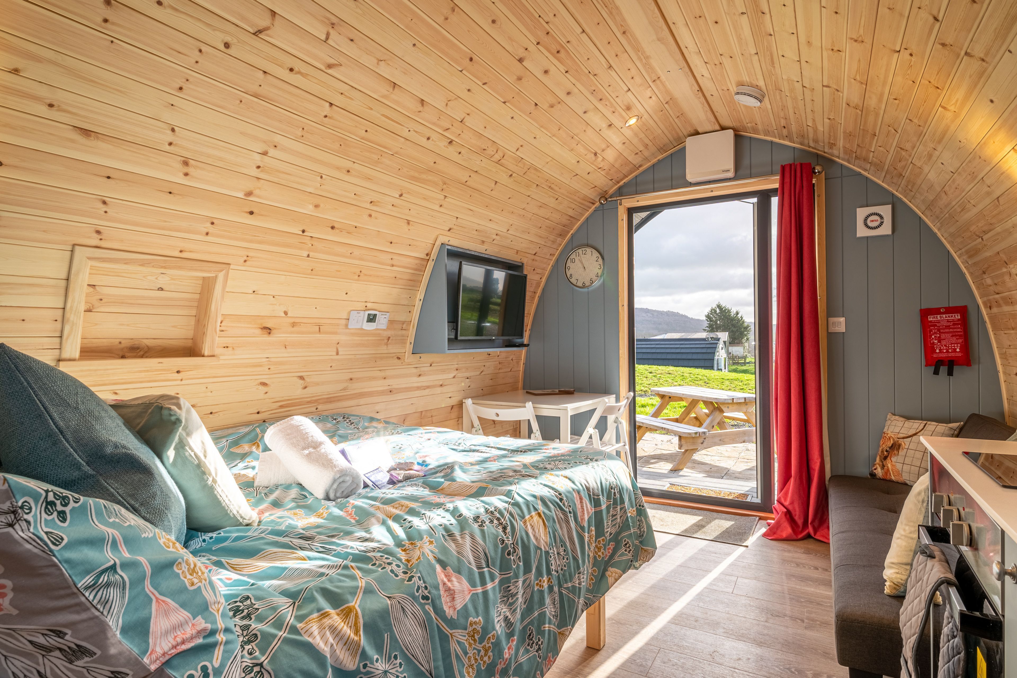 2 bedrooms, travel crib, bed sheets