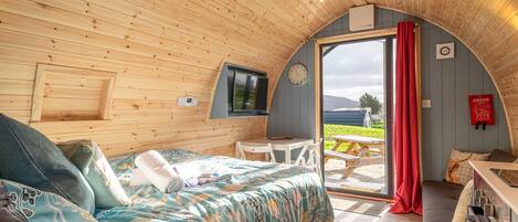 2 bedrooms, travel cot, bed sheets