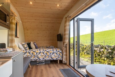 Laal Ewe - Glamping Pod, situated on a working farm