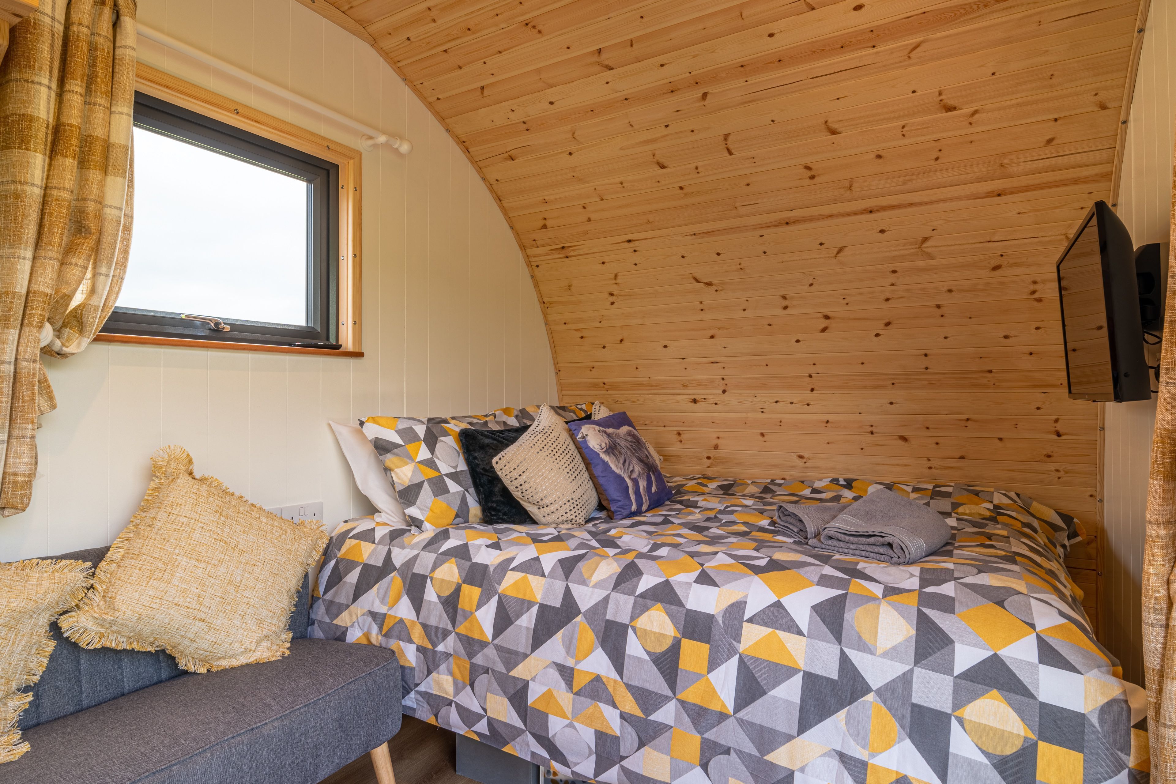 1 bedroom, travel crib, bed sheets