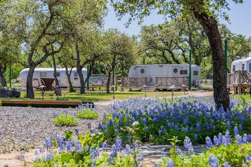 Glamping in Spicewood TX Hill Country~ Cabin 2 The Freya at Green Acres