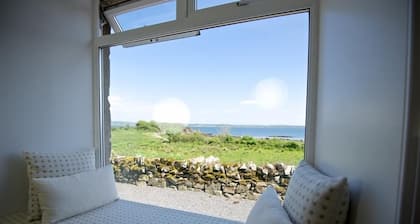 Meadow Cottage - a cottage that sleeps 4 guests in 2 bedrooms