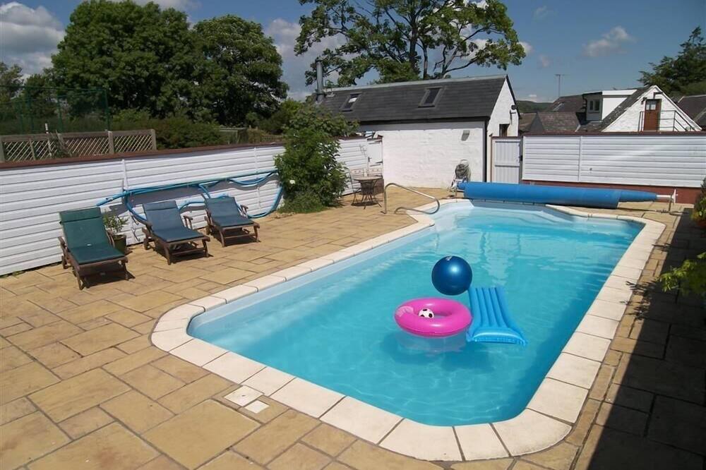 Tumbling Banks - a cottage that sleeps 4 guests in 2 bedrooms