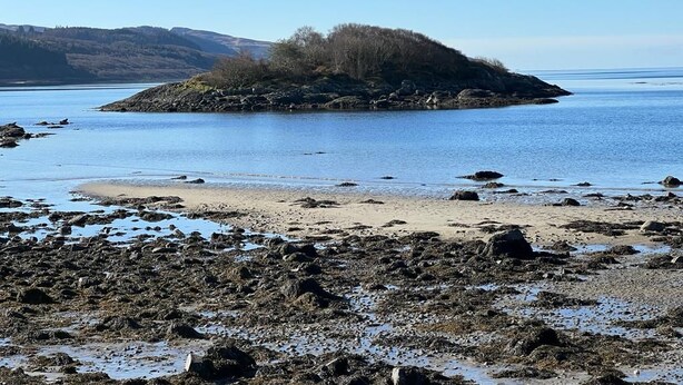 A rocky shoreline with a small island in the distance. - The Lodge -  a lodge that sleeps 6 guests  in 3 bedrooms (Lochgilphead)