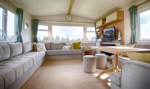 Fernseher, DVD-Player, Bücher