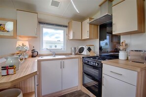 Kühlschrank, Mikrowelle, Hochstuhl, Gefrierschrank