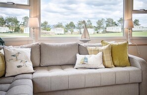 Fernseher, DVD-Player, Bücher