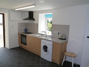 Fridge, microwave, high chair, ice maker - Swallow Cottage - a cottage that sleeps 6 guests in 3 bedrooms (Dalbeattie)