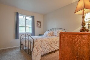4 slaapkamers, een bureau, een strijkplank/strijkijzer, reisbedje