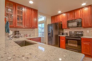 Refrigerador, microondas, horno y parrilla de estufa 