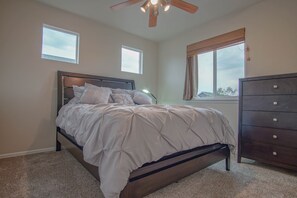 4 habitaciones, escritorio y tabla de planchar con plancha 