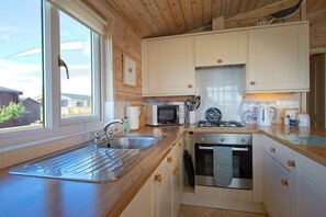 Kylskåp, mikrovågsugn, diskmaskin och barnstol