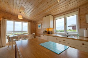 Kylskåp, mikrovågsugn, diskmaskin och barnstol