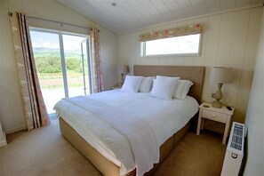 3 bedrooms, WiFi, bed sheets - Barley Lodge -  a lodge that sleeps 6 guests  in 3 bedrooms (Gatehouse of Fleet)