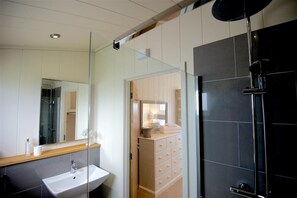 Kombination af bruser/badekar, håndklæder