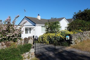 Exterior - Tir Nan Og -  a bungalow that sleeps 6 guests  in 3 bedrooms (Rockcliffe, Dalbeattie)