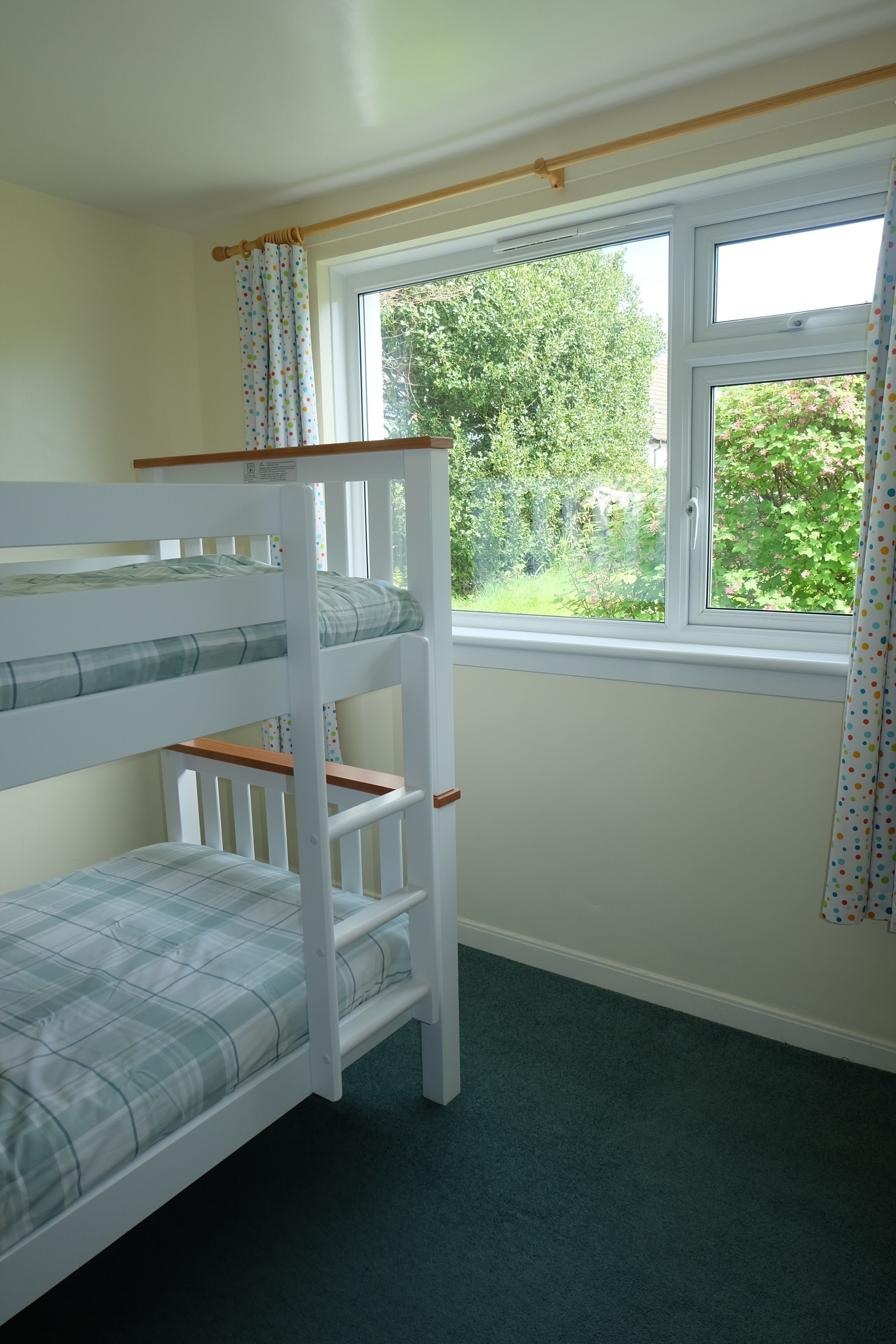 3 bedrooms, internet, bed sheets