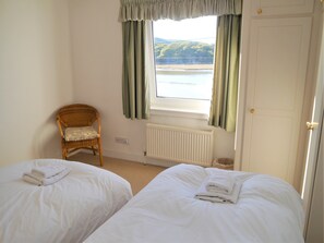 3 bedrooms, travel crib, WiFi, bed sheets - The Bridge - sleeps 6 guests  in 3 bedrooms (Kippford, Dalbeattie)
