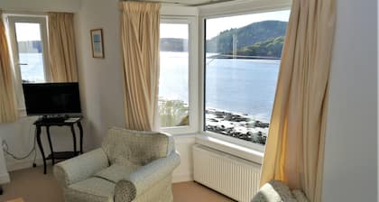 The Bridge - sleeps 6 guests in 3 bedrooms