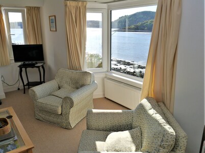 The Bridge - sleeps 6 guests  in 3 bedrooms