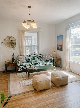 Smart TV. Ivy Jungalow | Bright, Clean, & near Downtown