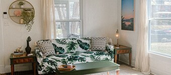 Ivy Jungalow | Bright, Clean, & near Downtown