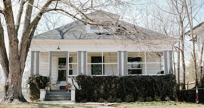 Ivy Jungalow | Bright, Clean, & near Downtown