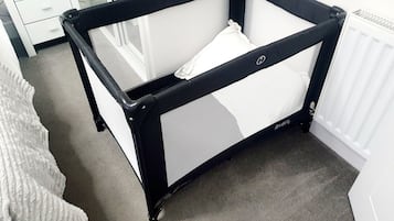 2 dormitorios, tabla de planchar con plancha, cuna de viaje