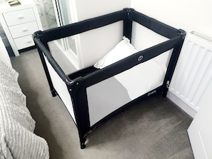 2 chambres, fer et planche à repasser, lit de bébé portatif
