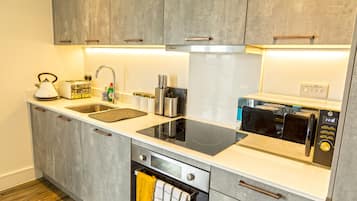 Køleskab, mikrobølgeovn, ovn, kogeplade