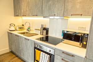 Réfrigérateur, four à micro-ondes, un four, surface de cuisson