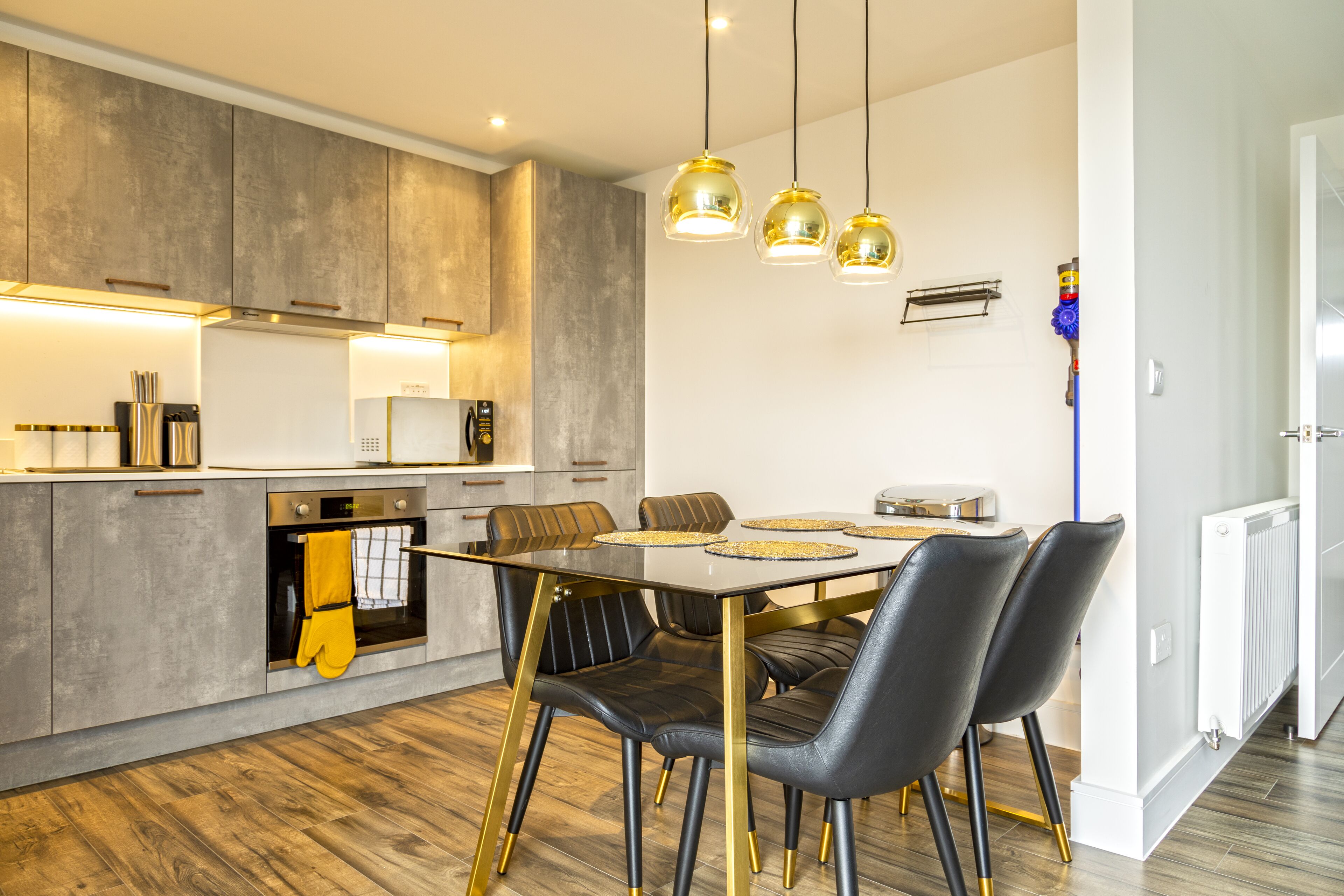 Attractive Cosy 2 Bedroom Penthouse with free Parking inside Romford