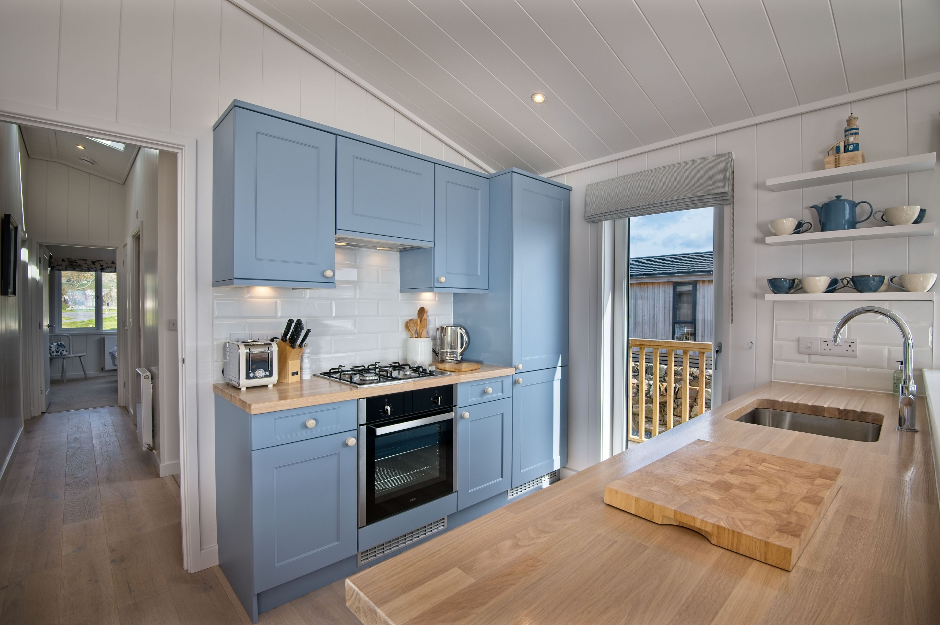 Kjøleskap, mikrobølgeovn, oppvaskmaskin og høy barnestol