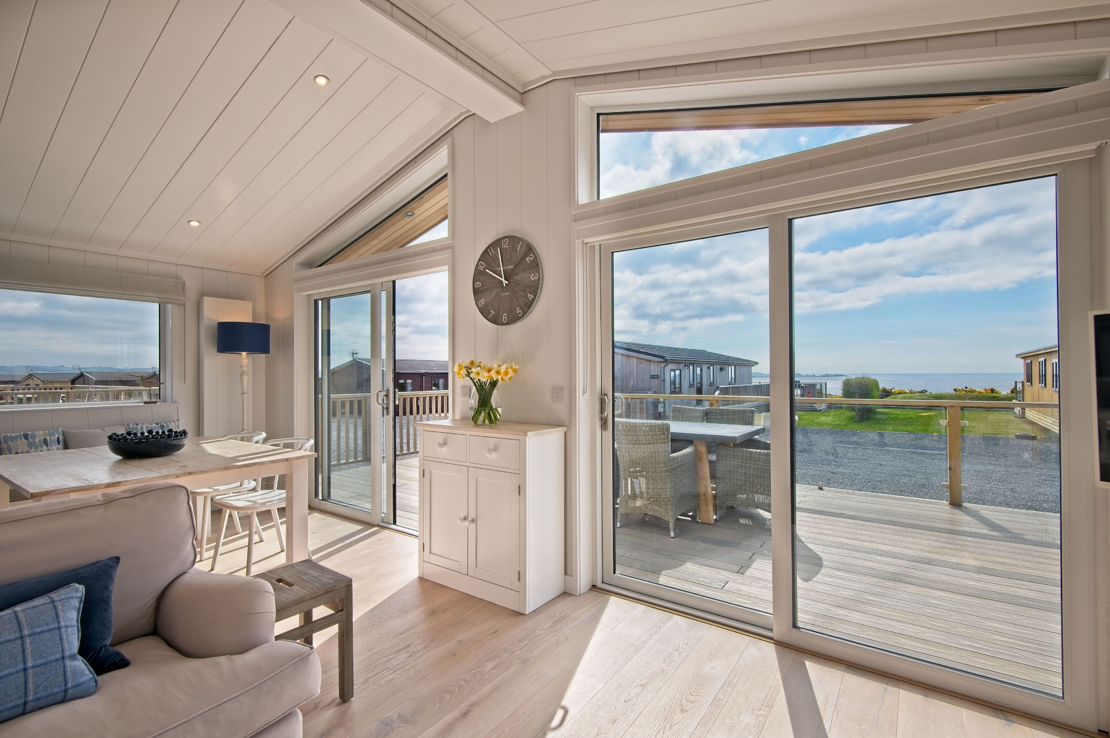 TV, peis, DVD-spiller og bøker