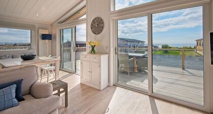 Bluebell Lodge - a lodge that sleeps 6 guests in 3 bedrooms