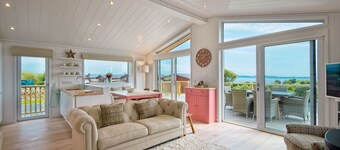 Clover Lodge -  a lodge that sleeps 6 guests  in 3 bedrooms